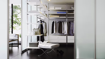 Raumteiler und Trennwände von raumplus bestehen aus Schiebetüren und Festelementen, mit denen sich Räume nach Bedarf strukturieren lassen – ob im Wohnbereich oder im Büro.